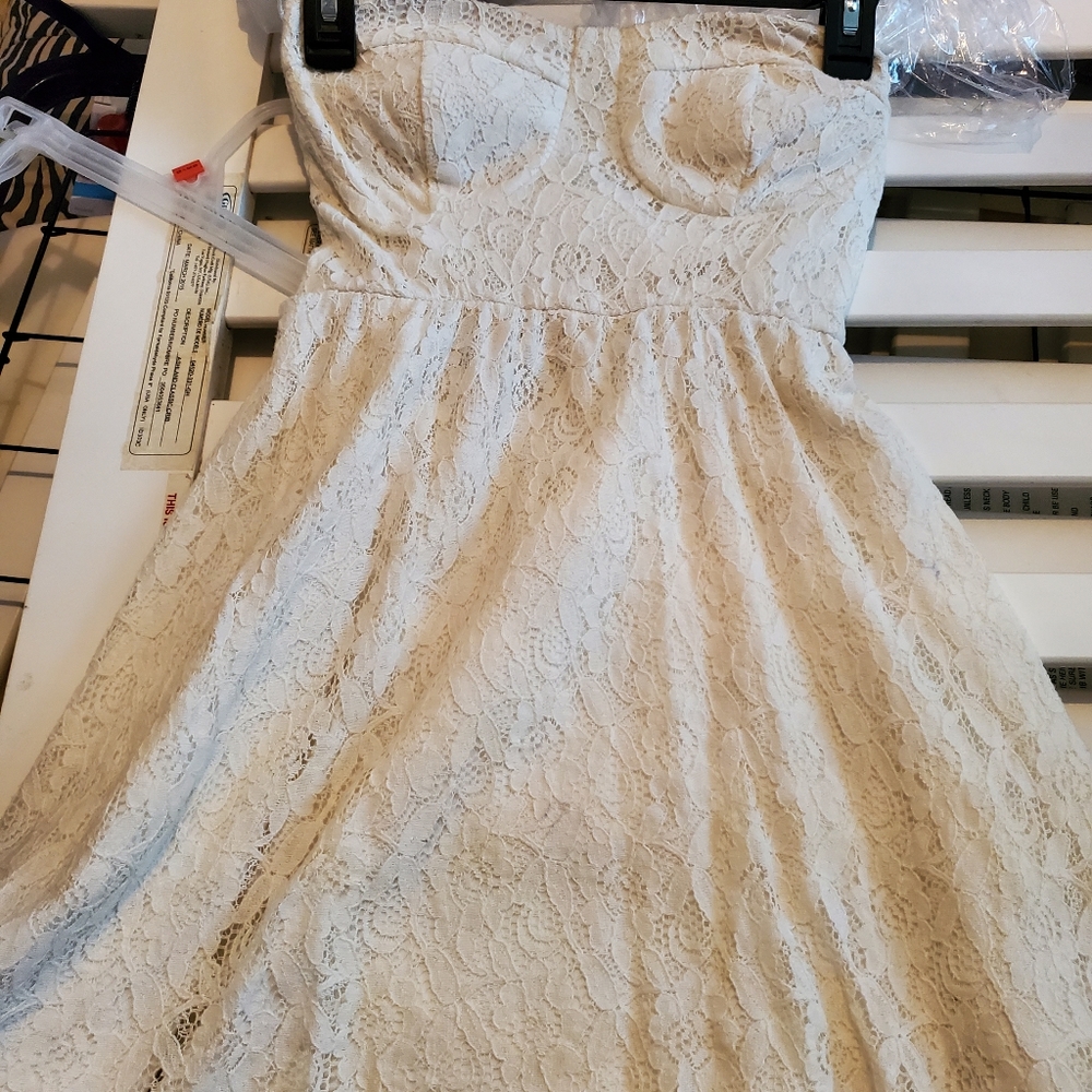Strapless cute lace style dress